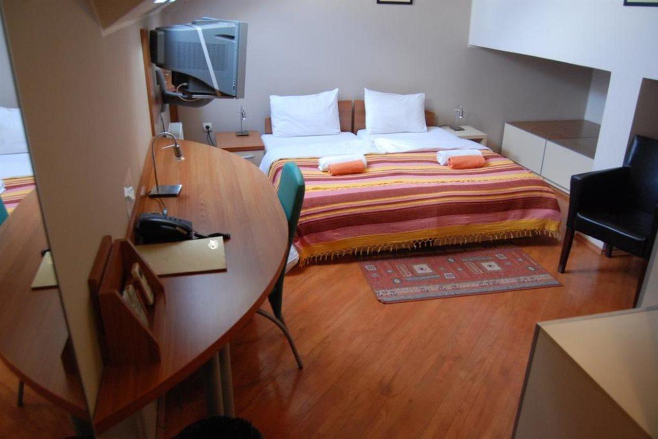 Car Royal Apartments And Rooms Novi Sad Luaran gambar